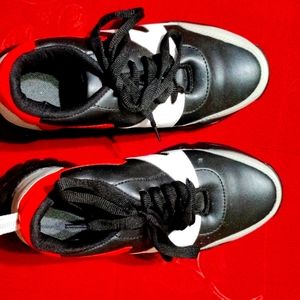 I'm swlling woman cool shoes